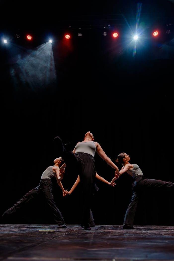 dynamic-contemporary-dance-performance-on-stage-32959585
